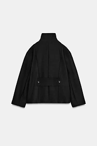 MANTEAU COURT EN LAINE À COL MONTANT