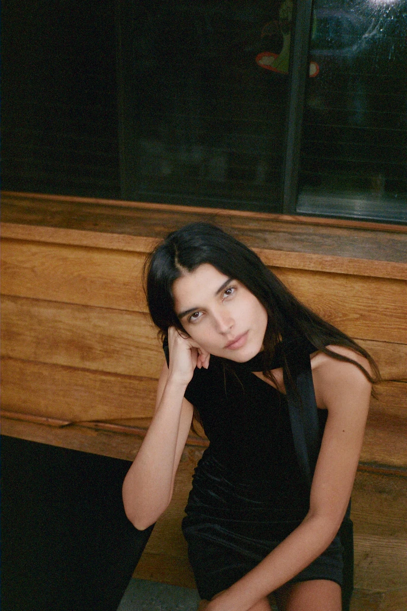 ROBE COURTE EN VELOURS AVEC FOULARD