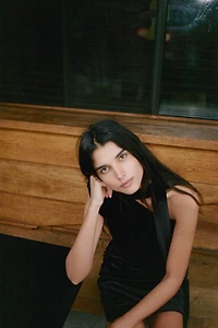 ROBE COURTE EN VELOURS AVEC FOULARD