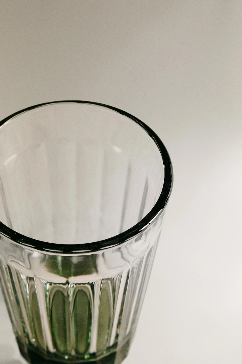 RAISED GLASS TUMBLER WITH A COLORED BASE