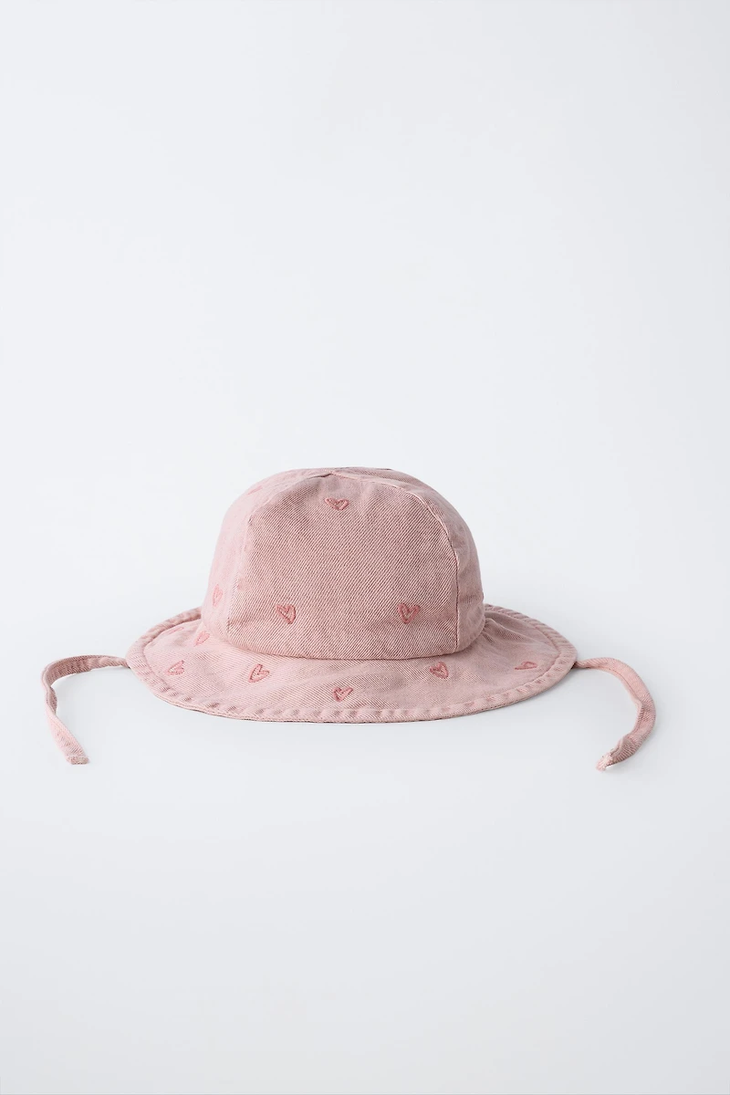EMBROIDERED HEARTS TWILL BUCKET HAT