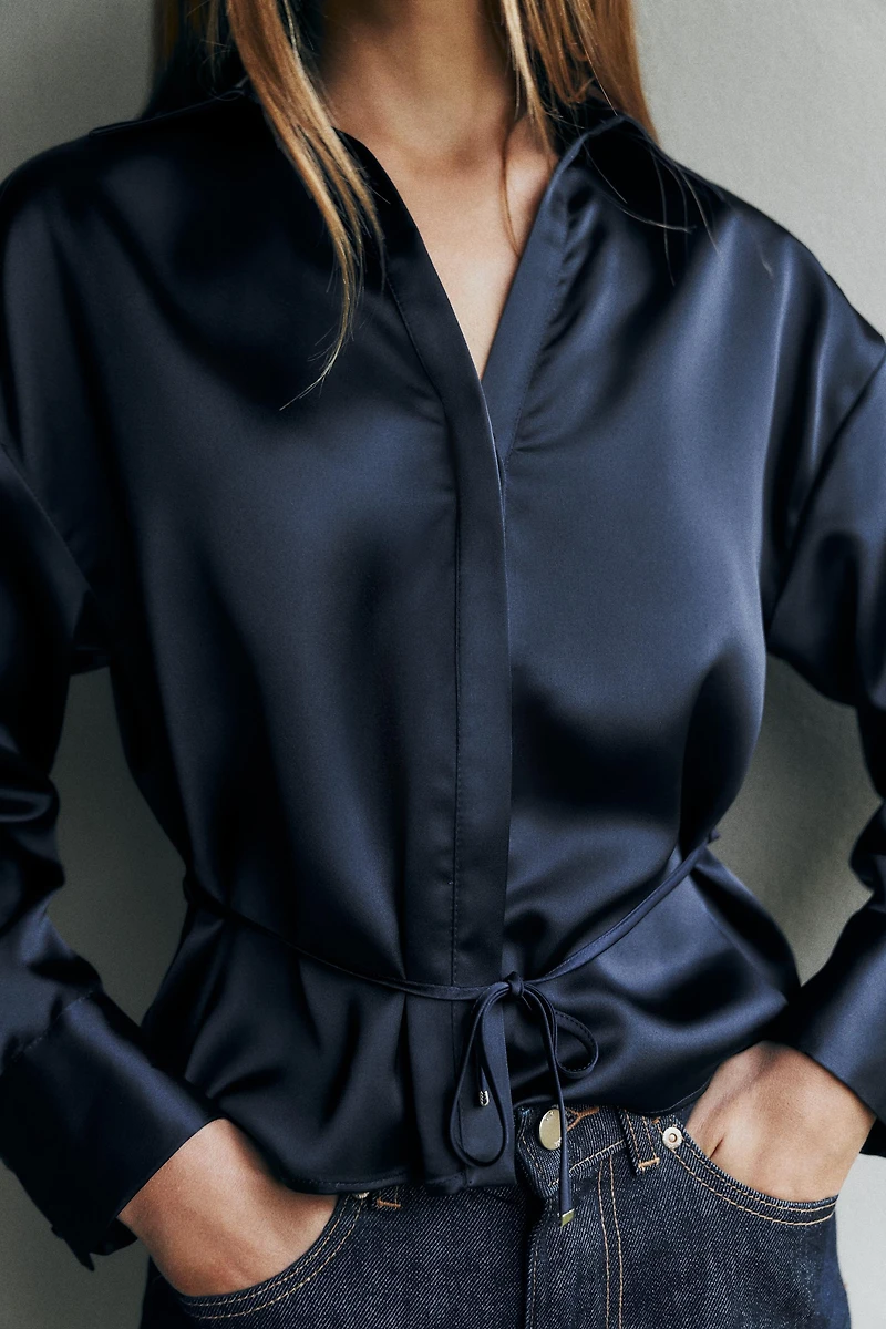 BLOUSE SATINÉE AVEC CEINTURE FINE