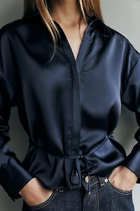 BLOUSE SATINÉE AVEC CEINTURE FINE