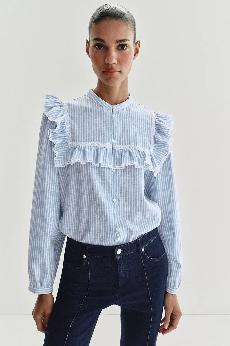 CHEMISE À RAYURES, VOLANTS ET FIL MÉTALLISÉ