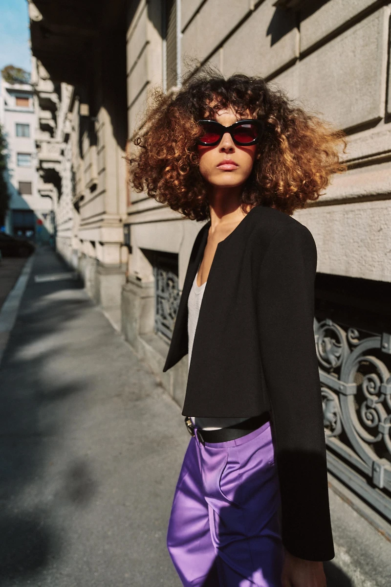 SHORT BLAZER WITH SHOULDER PADS