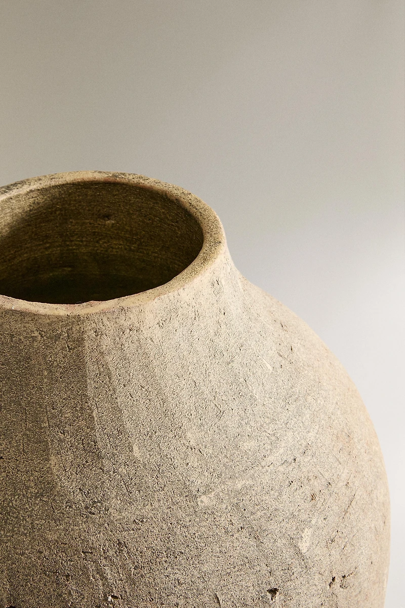 VASE EN CÉRAMIQUE IRRÉGULIÈRE