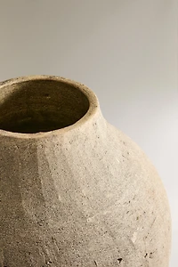 VASE EN CÉRAMIQUE IRRÉGULIÈRE