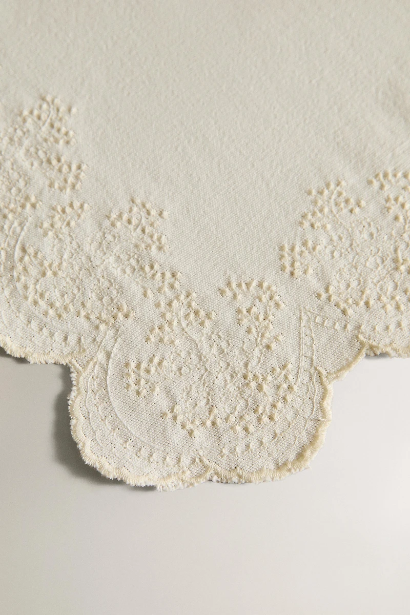EMBROIDERED BLONDE LACE PLACEMAT