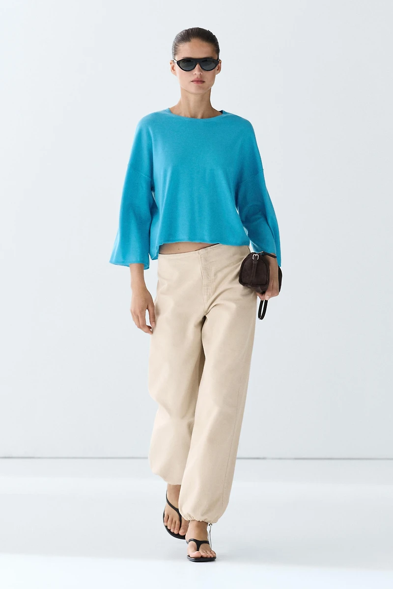 Round neck knit sweater