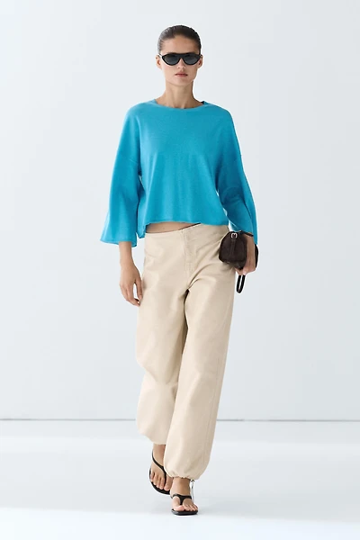 Round neck knit sweater