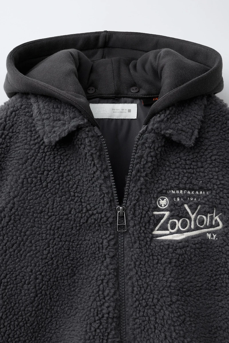 SURCHEMISE EFFET MOUTON À CAPUCHE AMOVIBLE BRODÉE ZOO YORK® X ZARA