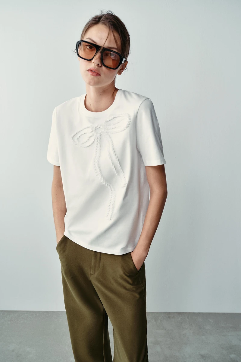 EMBOSSED BOW T-SHIRT