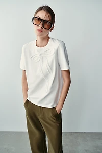 EMBOSSED BOW T-SHIRT