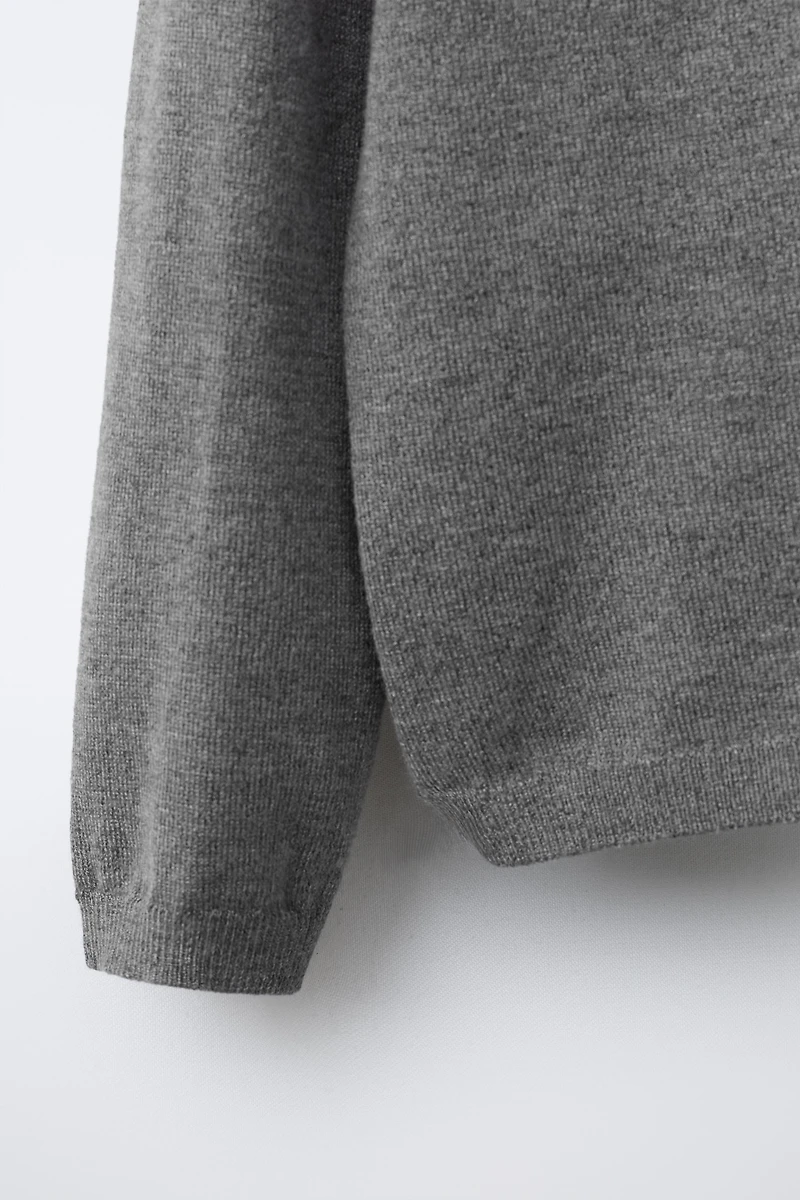 PULL EN MAILLE À COL CHEMINÉE