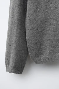 PULL EN MAILLE À COL CHEMINÉE