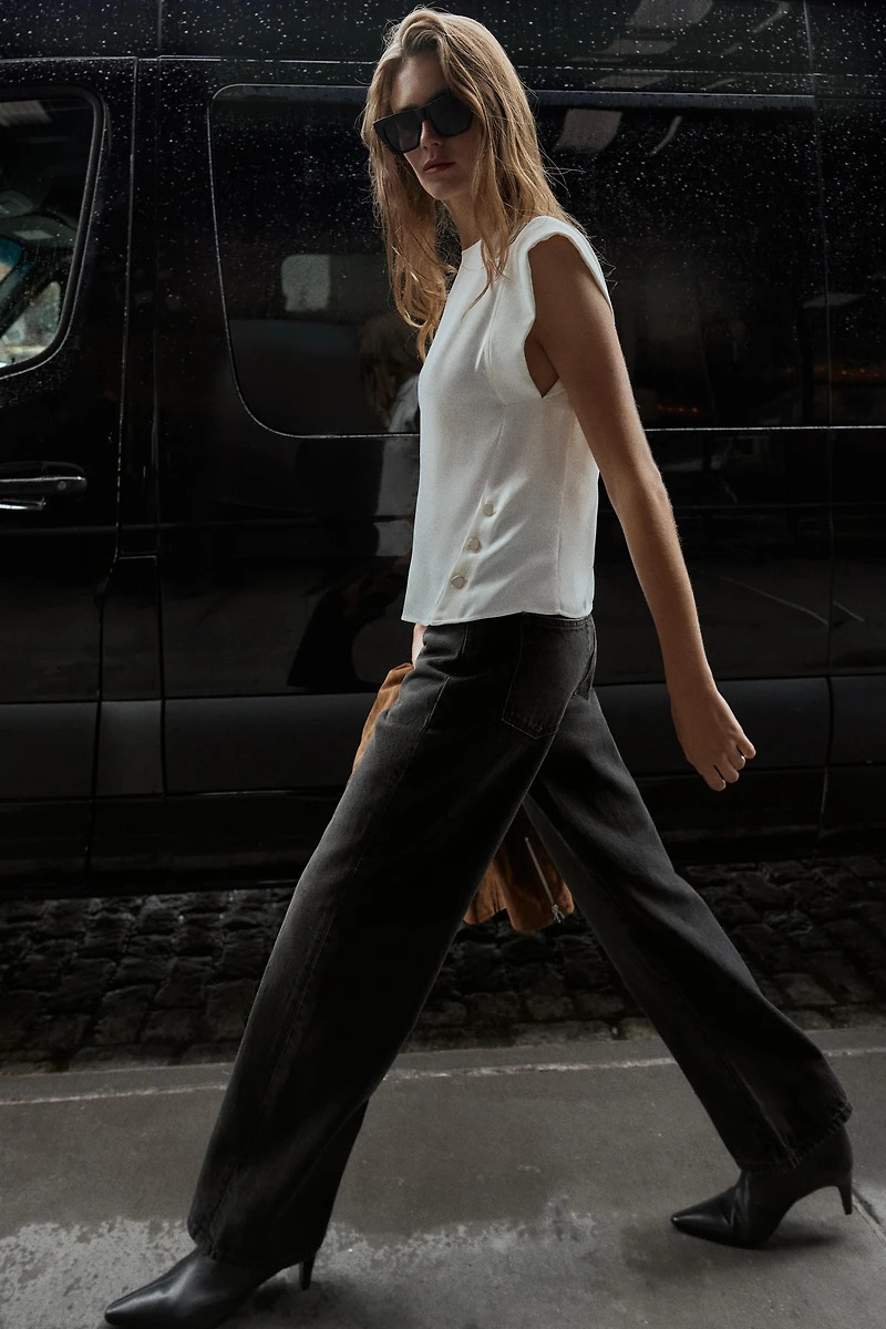 SLEEVELESS TOP WITH DEFINED SHOULDERS