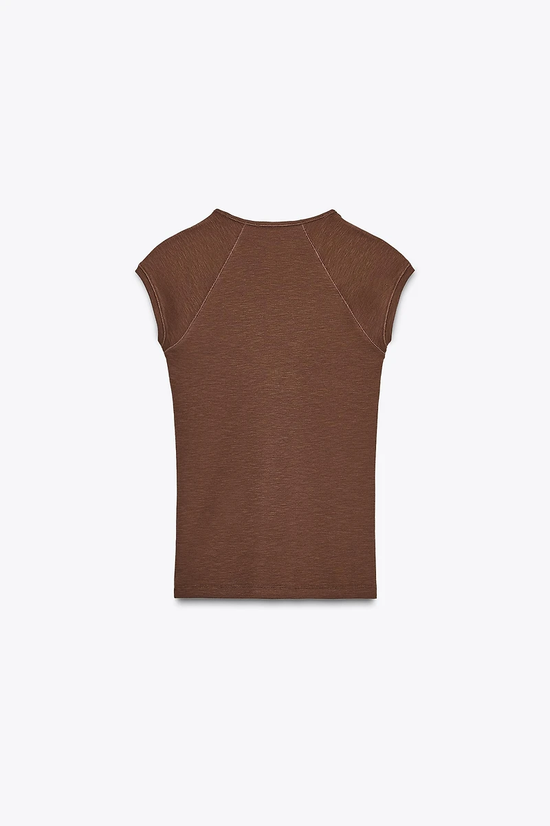 T-SHIRT DÉCOLLETÉ EN V CÔTELÉ
