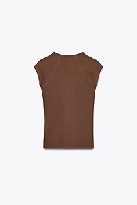T-SHIRT DÉCOLLETÉ EN V CÔTELÉ