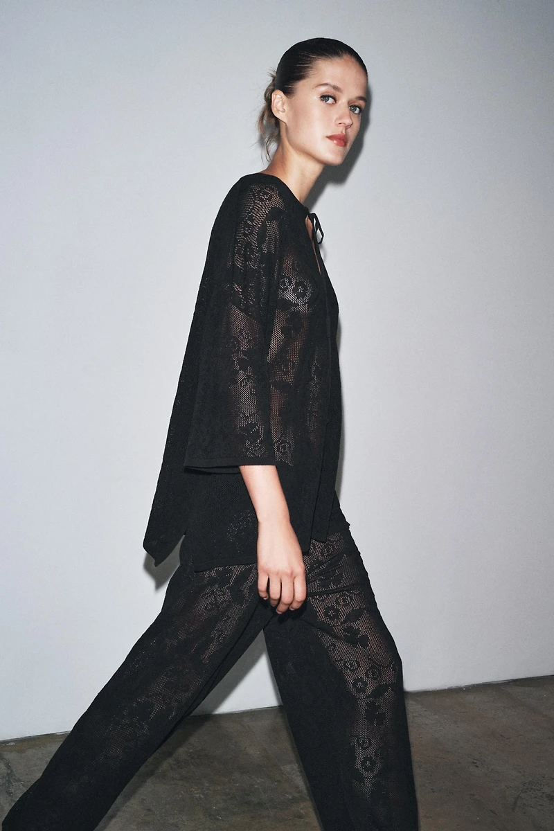 PANTALON EN MAILLE TEXTURÉE À FLEURS