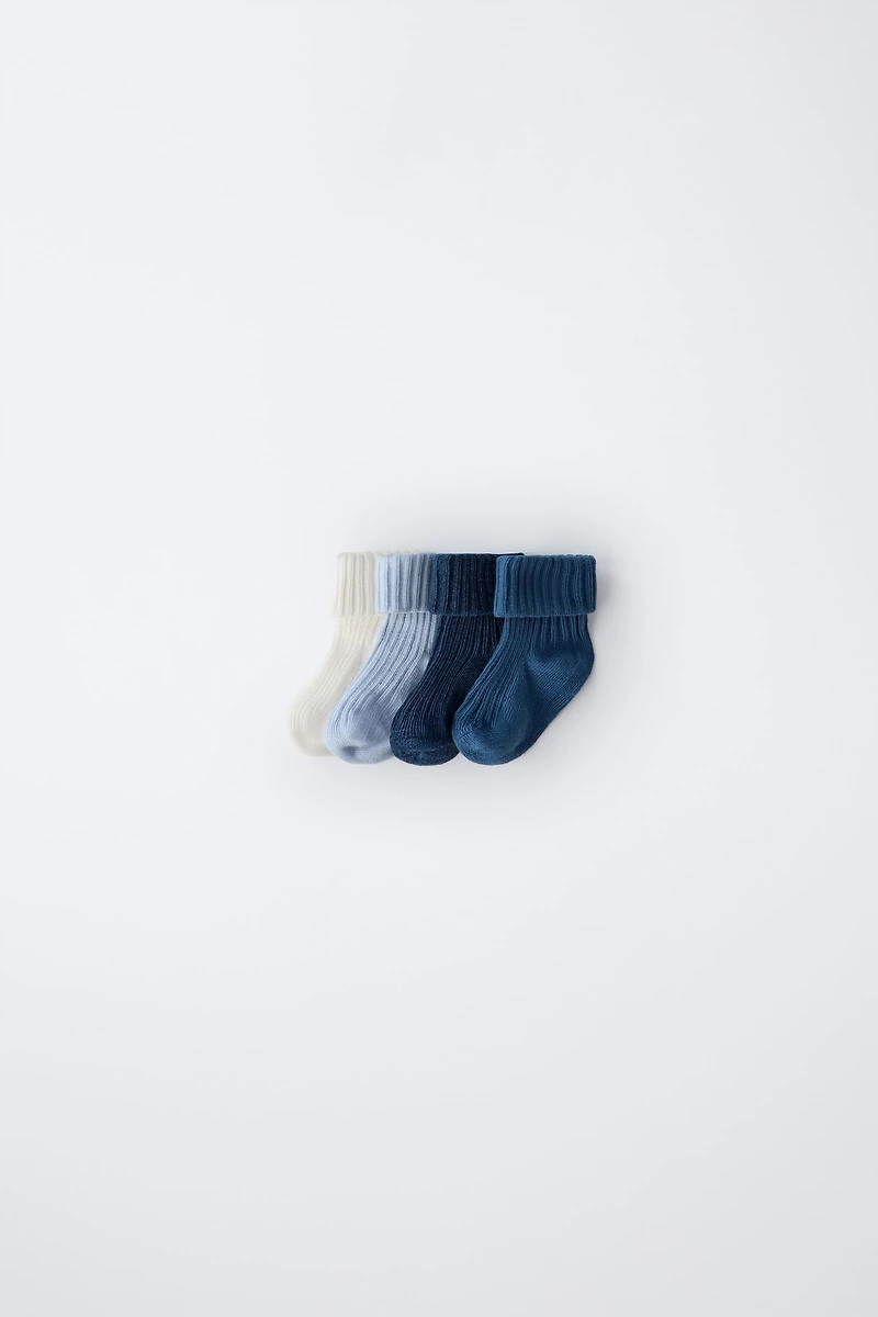 LOT DE QUATRE CHAUSSETTES COULEURS DANS UNE BOÎTE