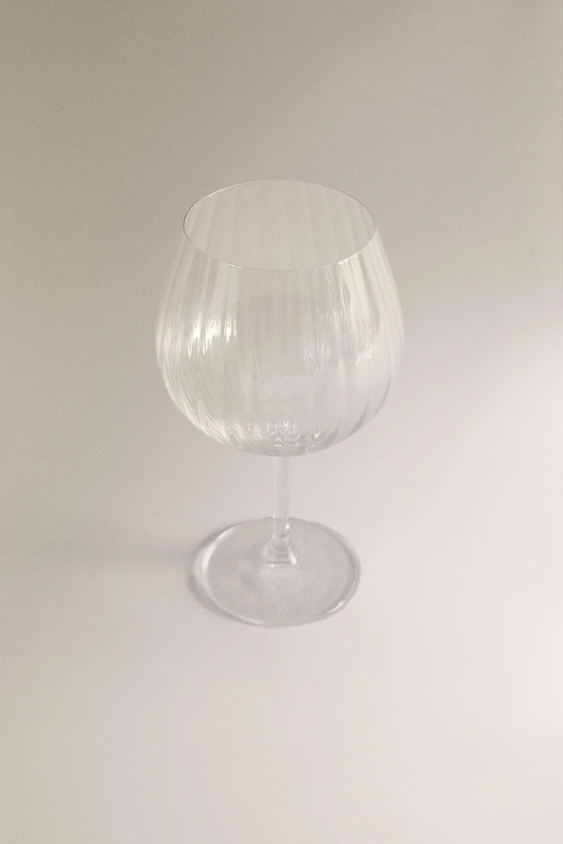 CRYSTALLINE GLASS WITH A RAISED DESIGN