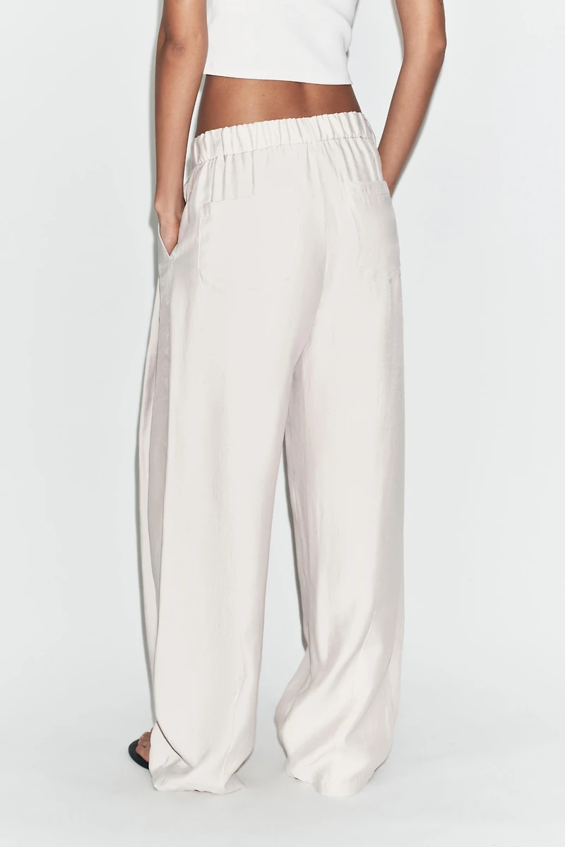 PANTALON FLUIDE À PLIS ET RAYURES