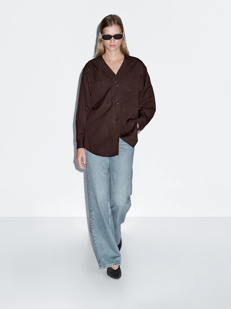 V-neck shirt with pockets