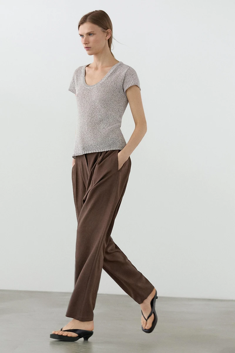 Short sleeve knit sweater with thread detail