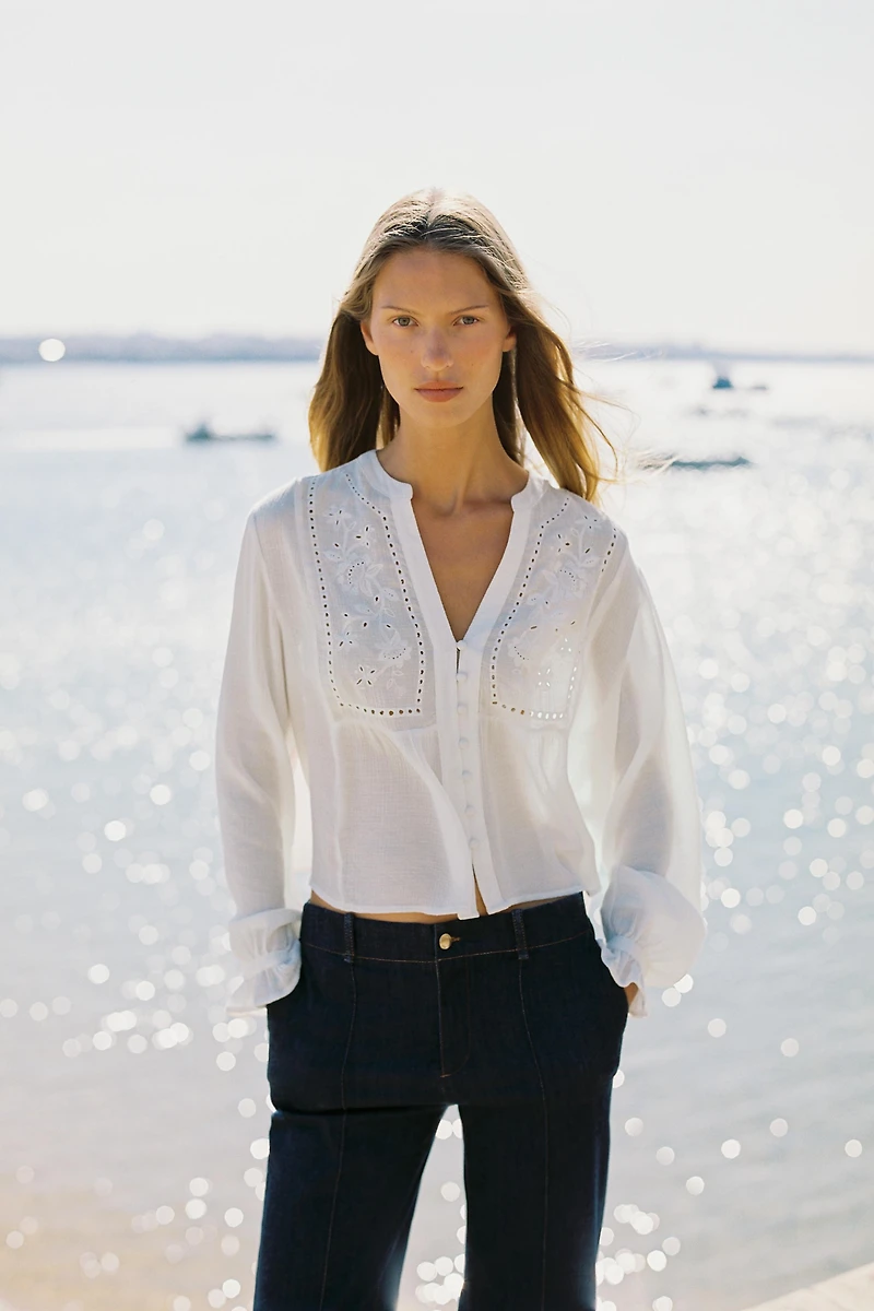 BLOUSE COURTE BRODÉE PERFORÉE