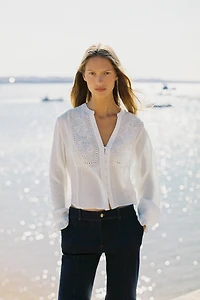 BLOUSE COURTE BRODÉE PERFORÉE