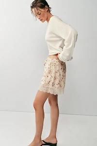 SHORT À IMPRIMÉ FLEURI ET DENTELLE