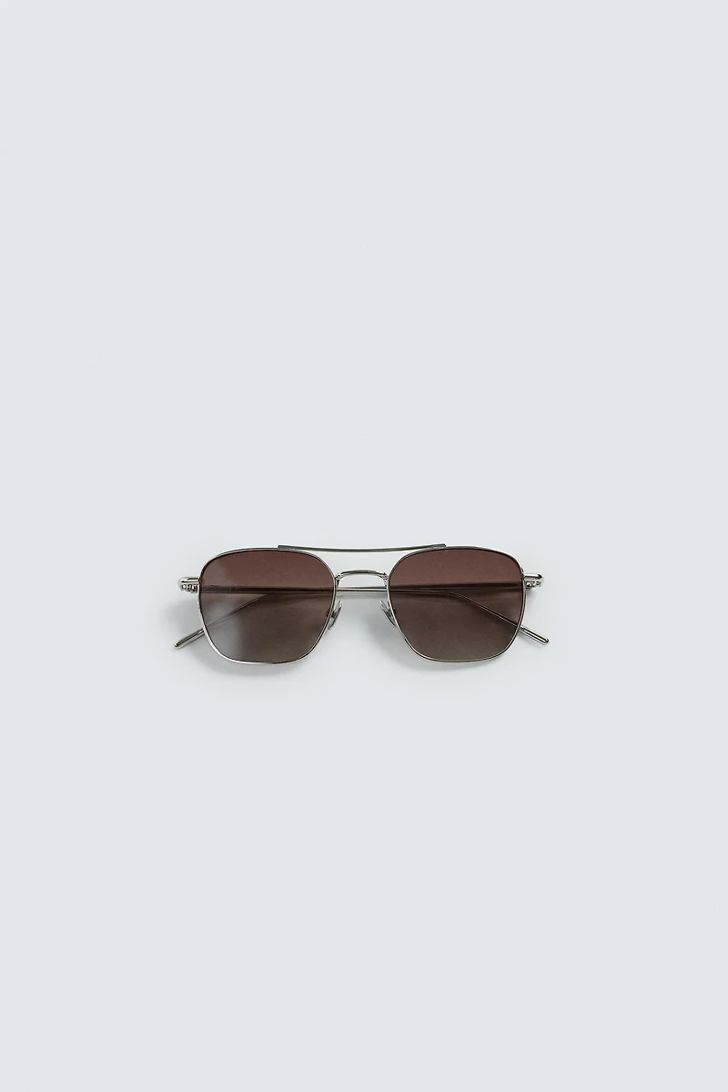 LUNETTES DE SOLEIL MÉTALLIQUES CARRÉES
