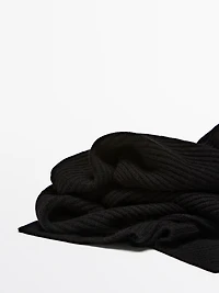 Ribbed 100% cashmere scarf