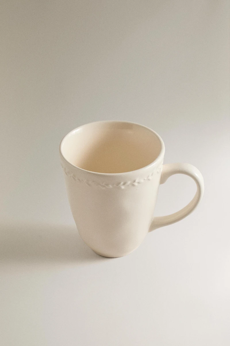 TASSE EN FAÏENCE À BORD RELIEF