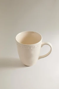 TASSE EN FAÏENCE À BORD RELIEF