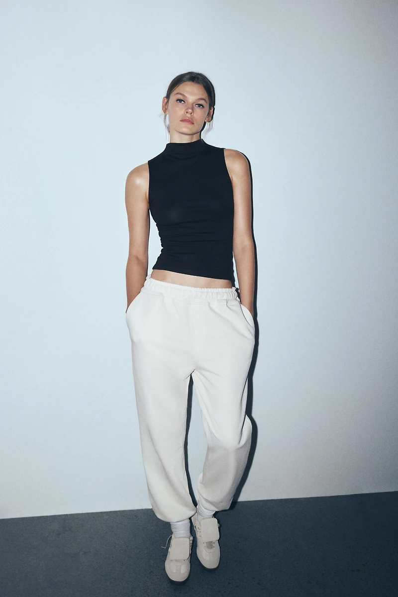 SLEEVELESS TOP