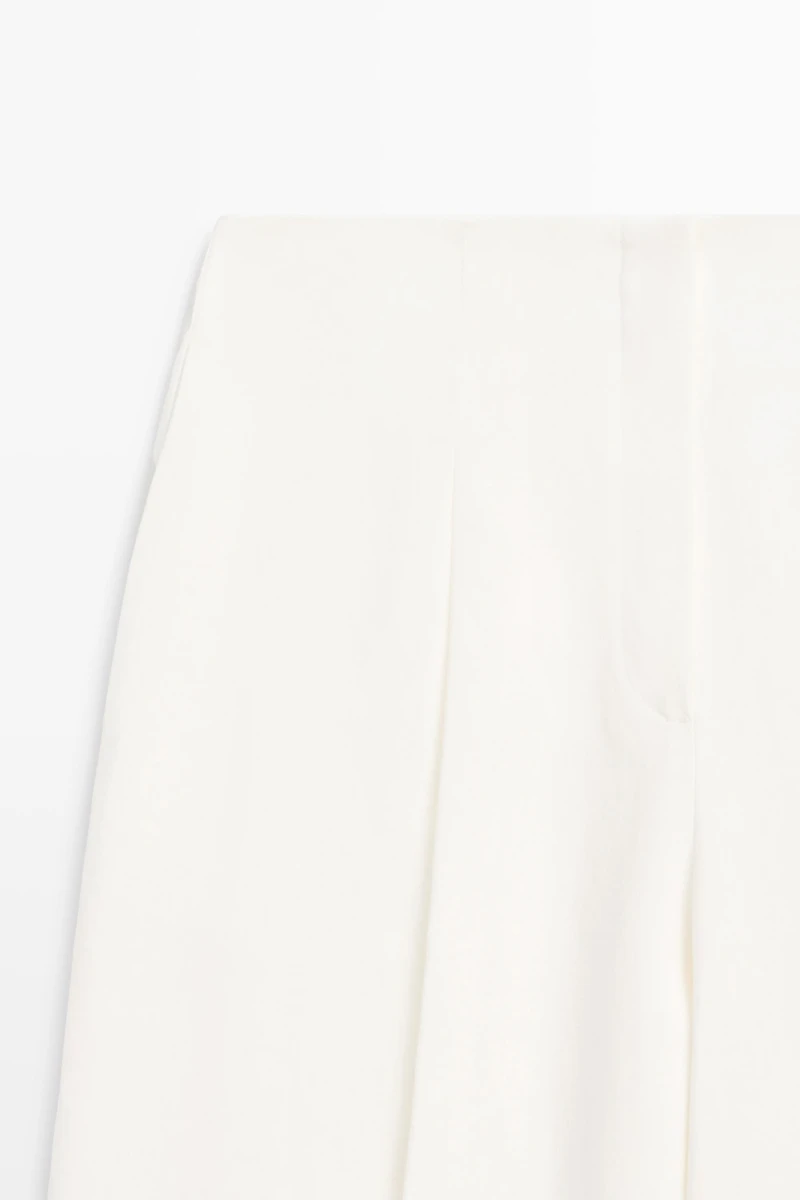 Linen trousers with darts