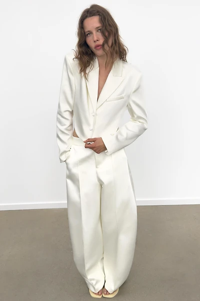 VESTE COURTE SATINÉE FENTE DOS