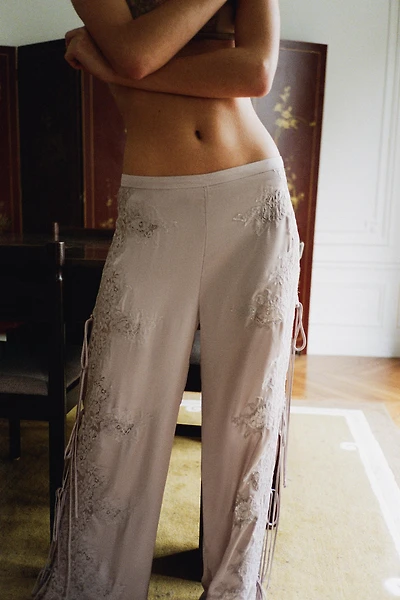 PANTALON SATINÉ DENTELLE OUVERTURES