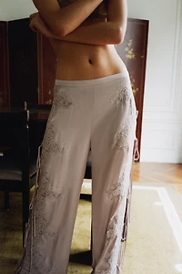 PANTALON SATINÉ DENTELLE OUVERTURES