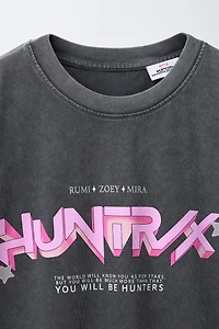 T-SHIRT EFFET DÉLAVÉ IMPRIMÉ KPOP DEMON HUNTERS™ NETFLIX ©