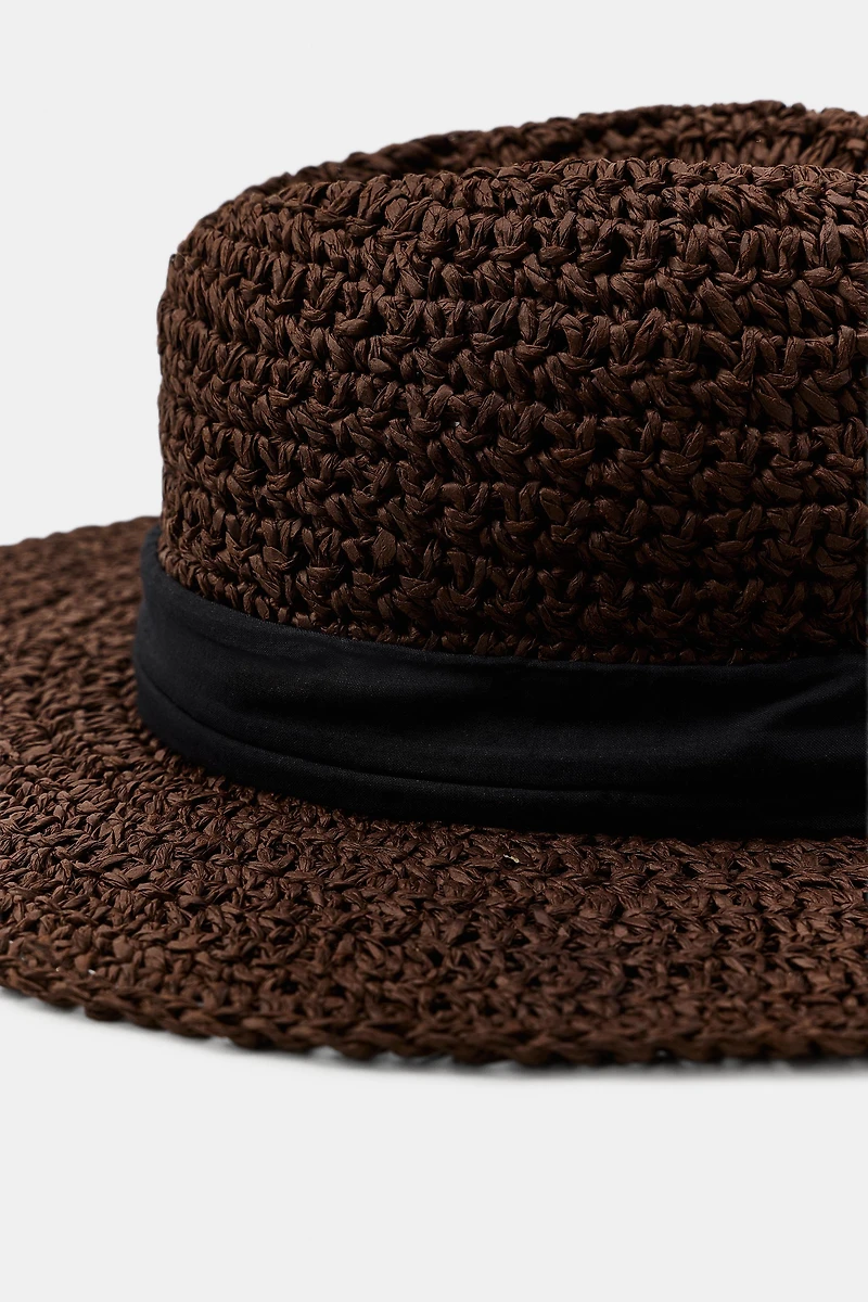 CHAPEAU AVEC RUBAN EN CONTRASTE