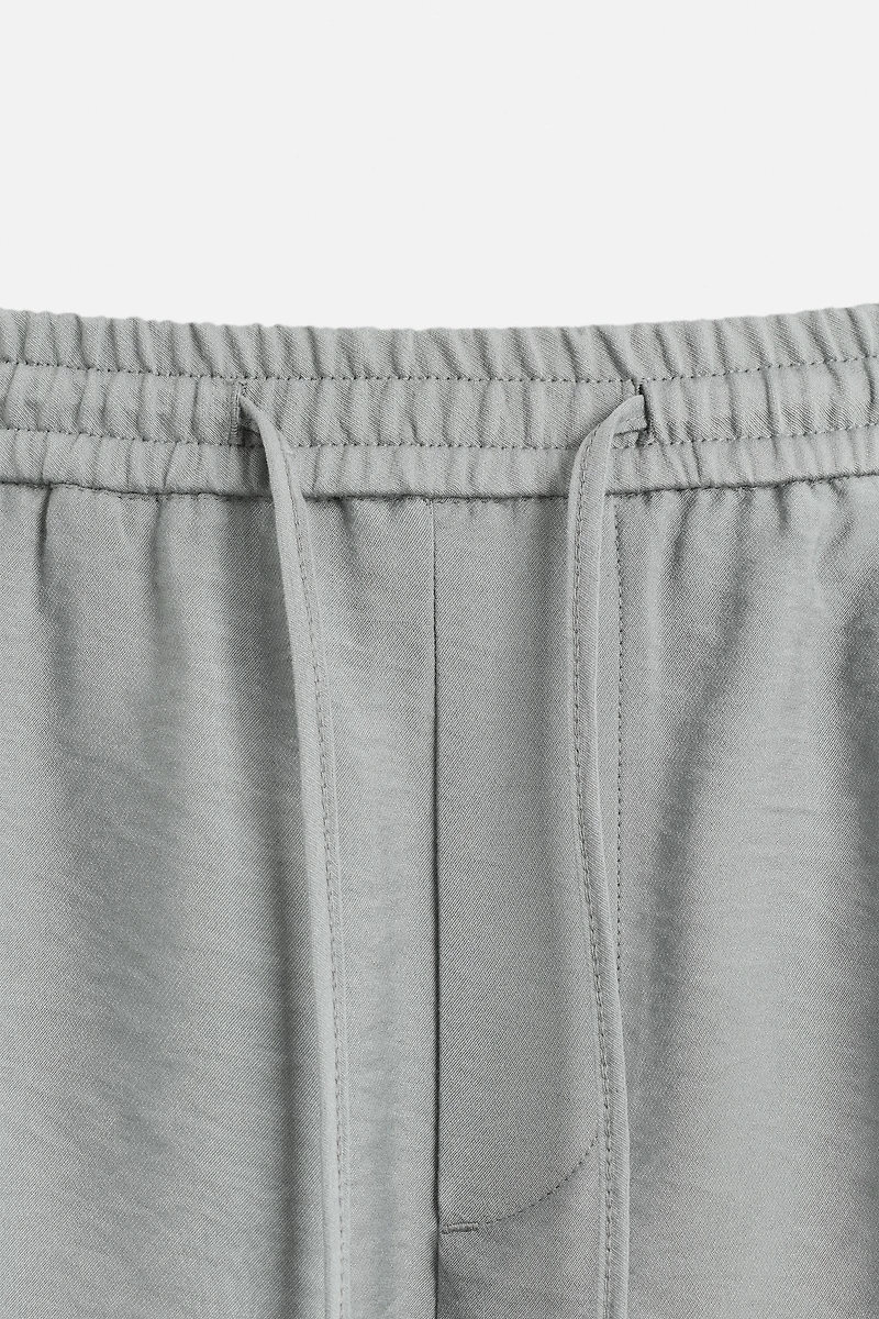 FLOWY RELAXED FIT BERMUDA SHORTS