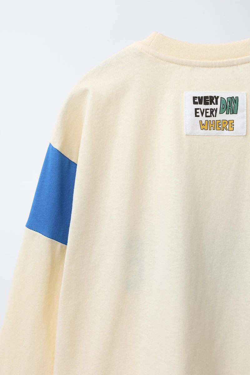 T-SHIRT IMPRIMÉ INSCRIPTION EN VELOURS BOUCLÉ