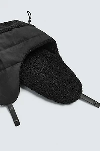 TECHNICAL CAP WITH COMBINED EARFLAPS