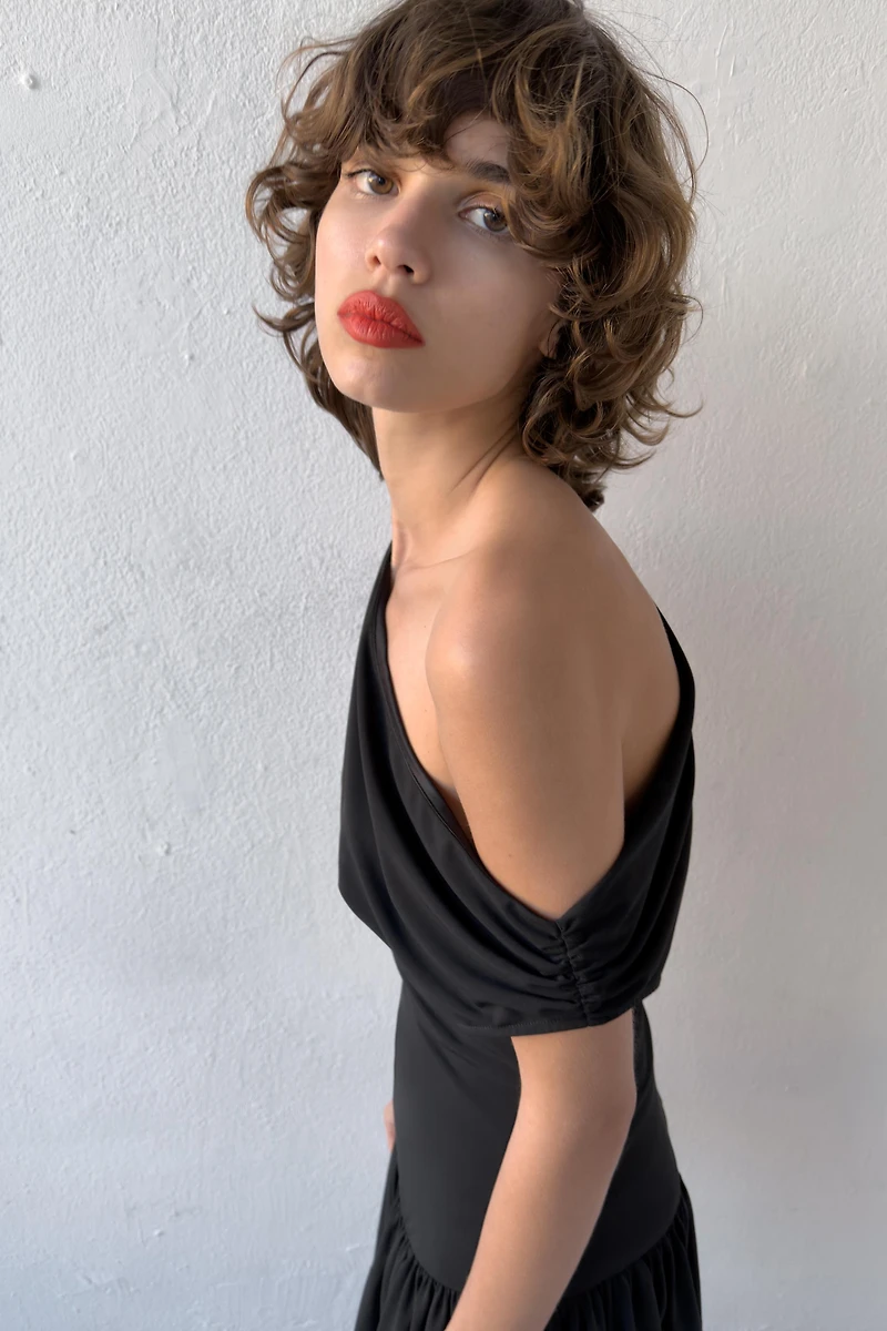 ROBE COURTE ASYMÉTRIQUE