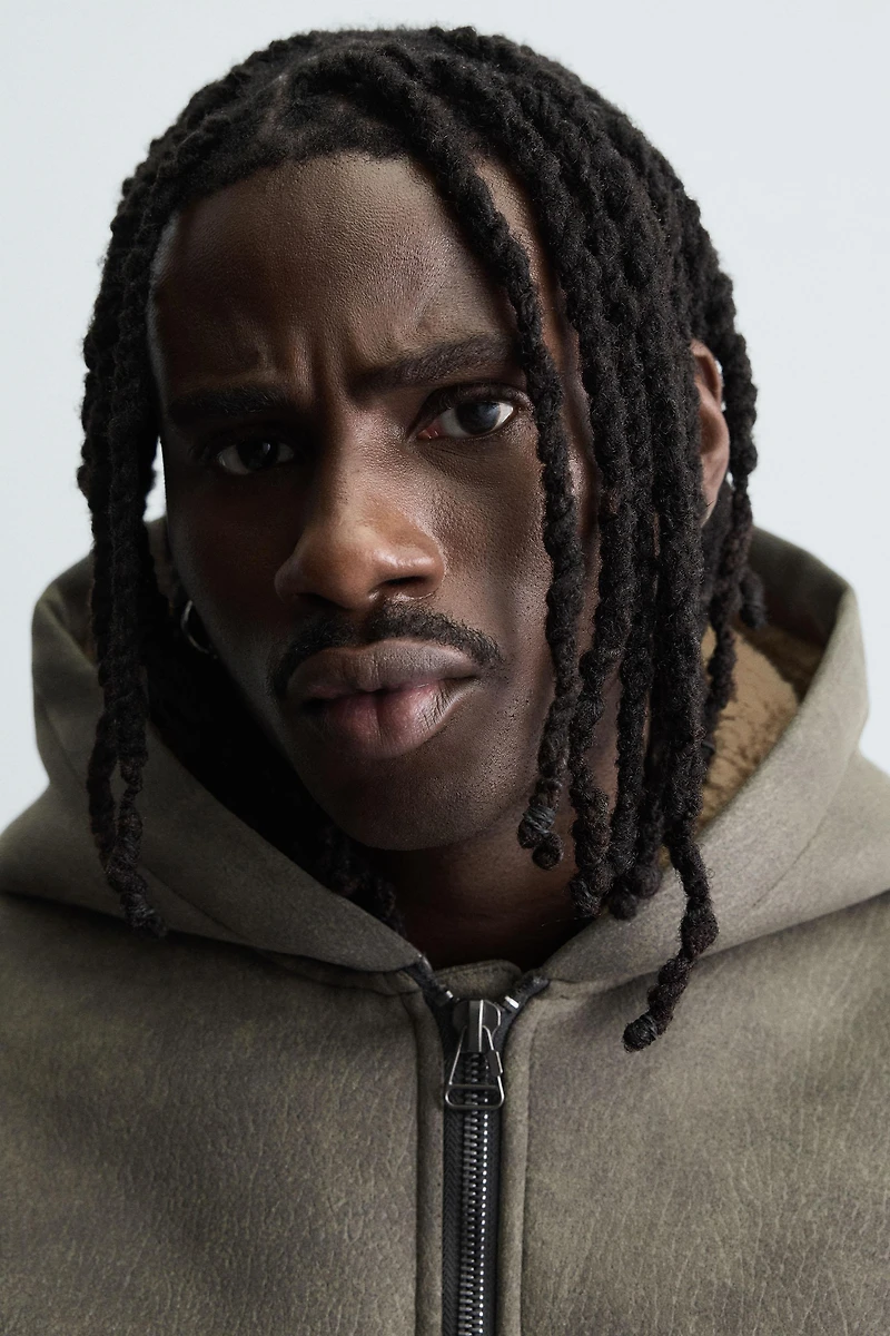 VESTE EN MATIÈRE SYNTHÉTIQUE DOUBLE FACE EFFET DÉLAVÉ