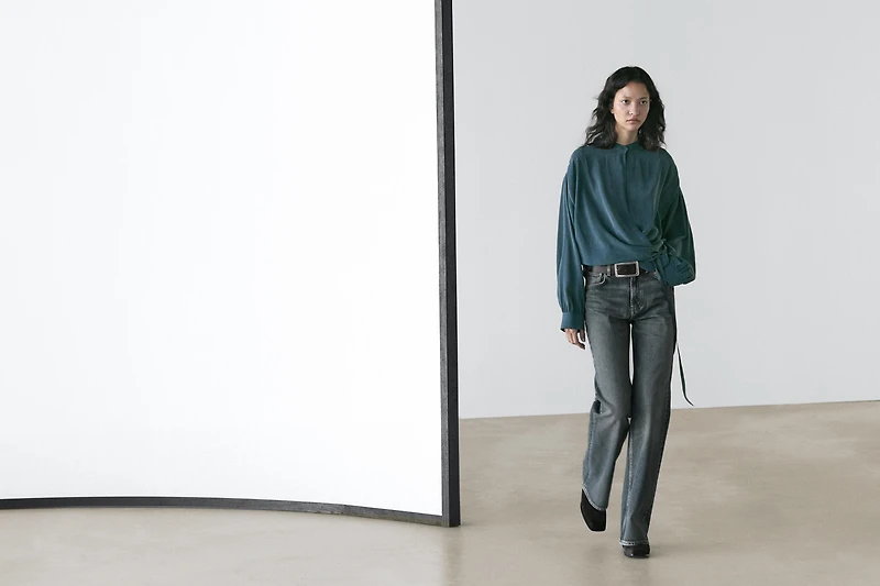 Mid-rise straight-leg flare fit jeans