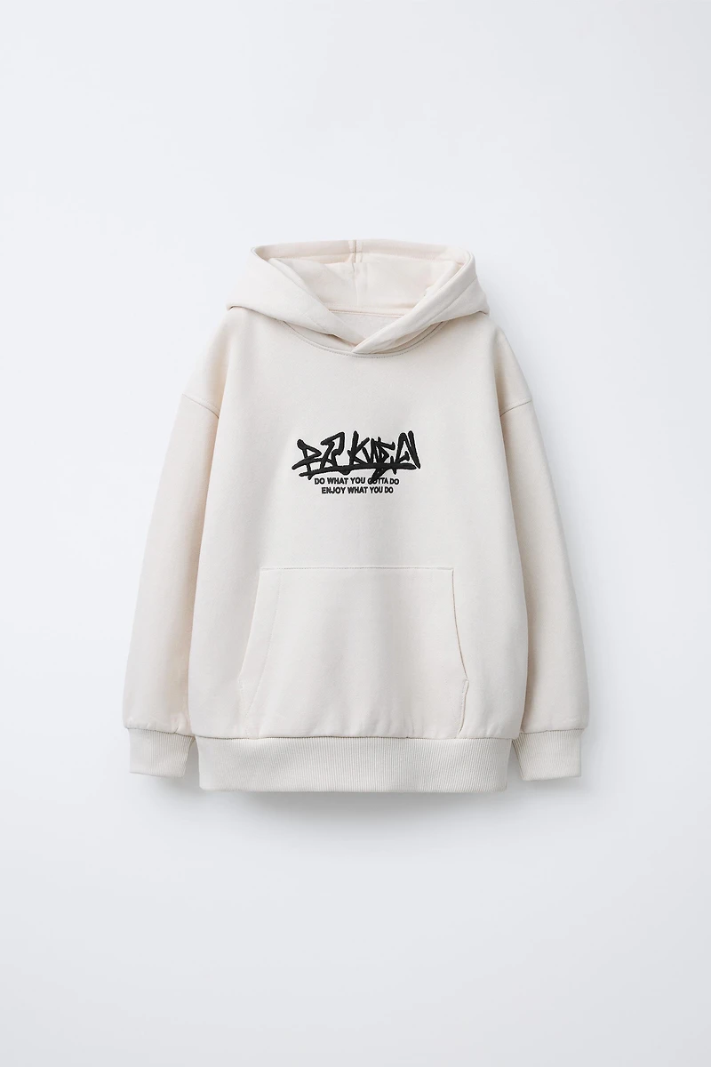 SWEAT À CAPUCHE AVEC INSCRIPTION BRODÉE