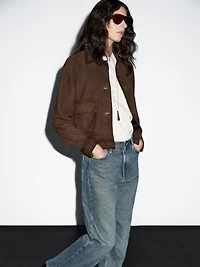 Veste courte boutons recouverts en cuir finition daim